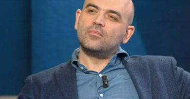 Una raffica di insulti senza fine: così Saviano infanga i suoi nemici