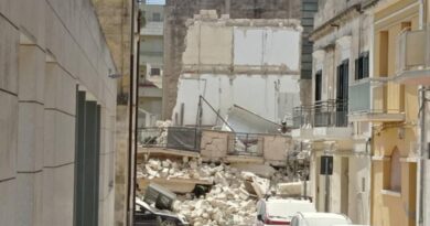 Paura a Matera: crolla una palazzina in centro. Forte odore di gas