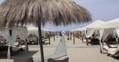 “Ferie d’agosto” al tempo della destra: la Valle d’Itria è la nuova Porto Cervo, la spiaggia libera soppianta Capalbio