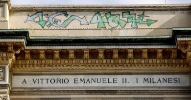 Galleria Vittorio Emanuele vandalizzata dai writers a Milano
