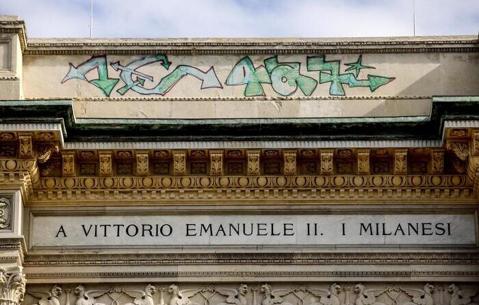 Galleria Vittorio Emanuele vandalizzata dai writers a Milano