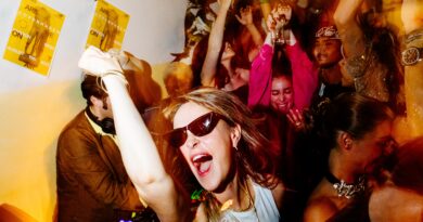 L’After-Party di Ganni e New Balance alla Settimana della Moda di Copenaghen prevedeva il karaoke, un secchio di burro e un DJ da urlo