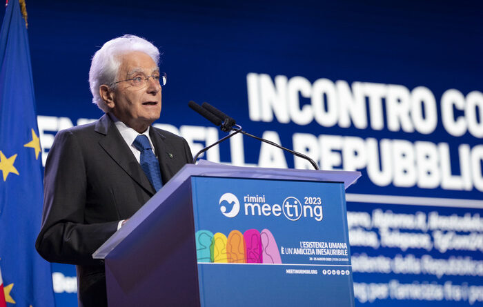 Mattarella al Meeting di Rimini: “Basta odio in politica e muri sui migranti”