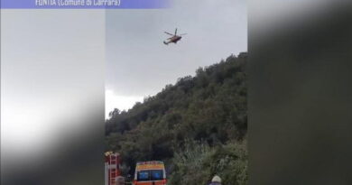 Elicottero precipita a Carrara e prende fuoco, disperdendo la pilota di 28 anni. Il testimone: “Ho sentito un gran botto e poi ho visto il fumo”