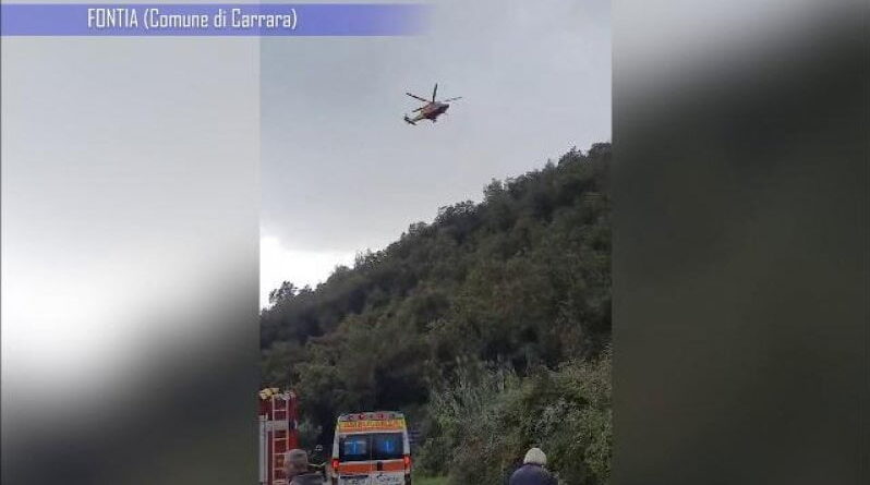 Elicottero precipita a Carrara e prende fuoco, disperdendo la pilota di 28 anni. Il testimone: “Ho sentito un gran botto e poi ho visto il fumo”