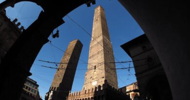 La chiusura dell’area sotto la torre Garisenda di Bologna durerà alcuni anni