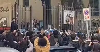 Presidio pro Palestina, cariche della polizia in piazza Brunelleschi