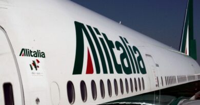 Alitalia, trovato l’accordo con i sindacati sui licenziamenti: uscite su base volontaria, chi non aderisce resta in cigs fino a ottobre