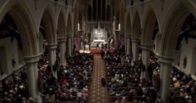 I video di Nick Cave e Glen Hansard che suonano al funerale di Shane MacGowan