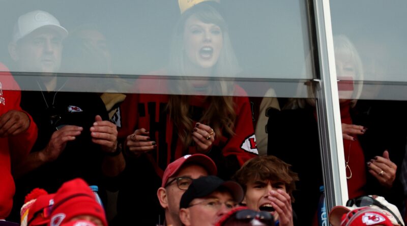 Taylor Swift di nuovo a Kansas City per tifare Travis Kelce nella partita Chiefs-Bills