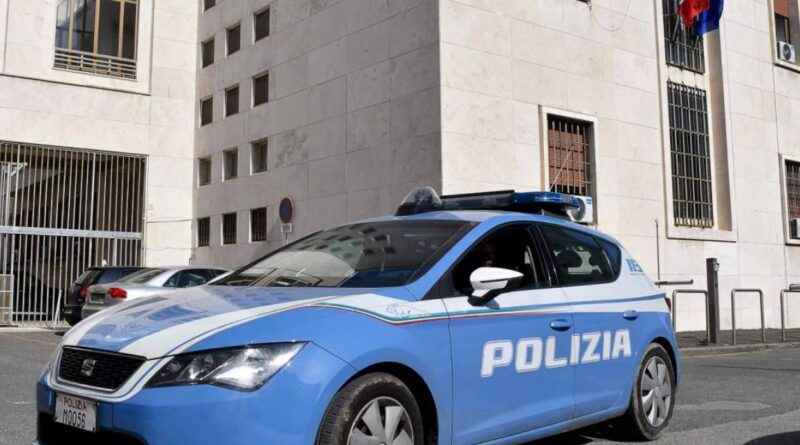 Lancia transenne contro le auto, picchia un soccorritore e aggredisce i poliziotti: la follia dello straniero