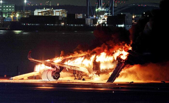 Aereo in fiamme a Tokyo, scontro con un volo di soccorso