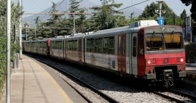 Attraversa i binari della Circumvesuviana sullo scooter: ragazzo muore travolto da un treno