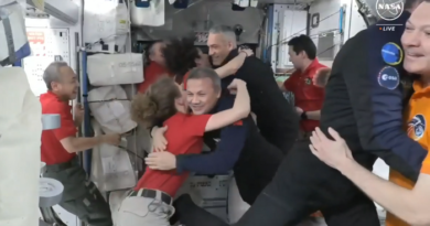 Aperto il portello della Crew Dragon, ora in 11 sulla Stazione Spaziale