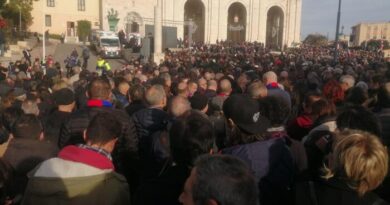 Gigi Riva, decine di migliaia di persone ai funerali alla basilica di Bonaria
