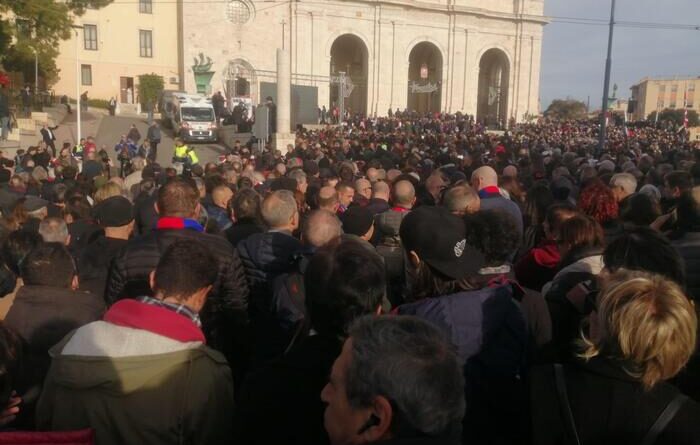 Gigi Riva, decine di migliaia di persone ai funerali alla basilica di Bonaria