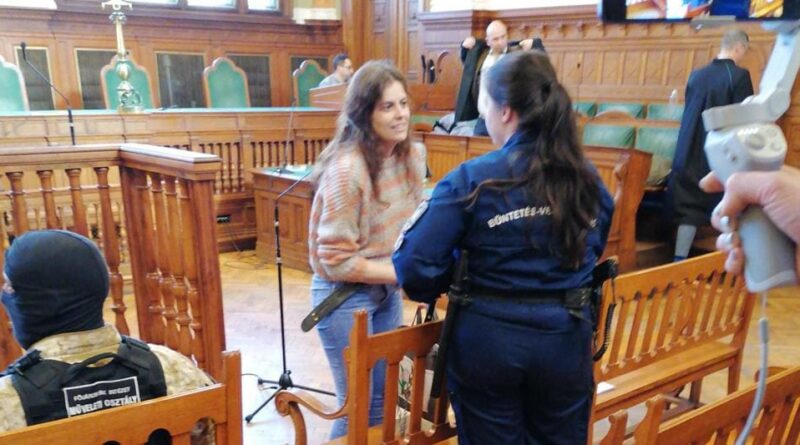 Ilaria Salis in tribunale a Catania, chiesti 11 anni. La Farnesina convoca l’ambasciatore ungherese