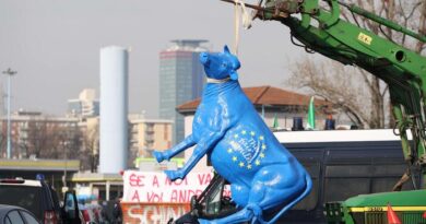 Protesta trattori, in Francia gli agricoltori vicini a Parigi