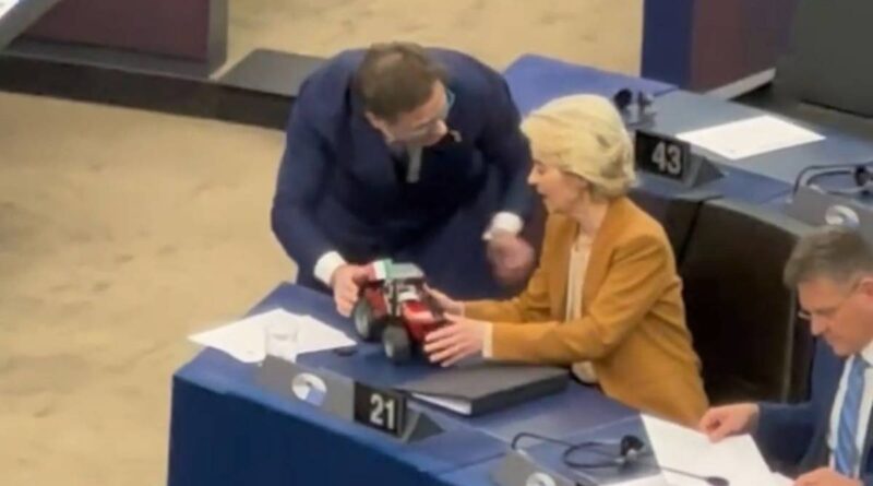 Un trattore contro la Ue, la protesta dell’eurodeputato della Lega: cos’è successo