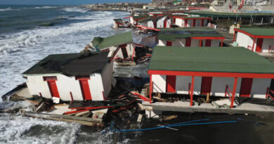 Ostia, intensa mareggiata danneggia gli stabilimenti balneari: inghiottite le cabine sulla spiaggia