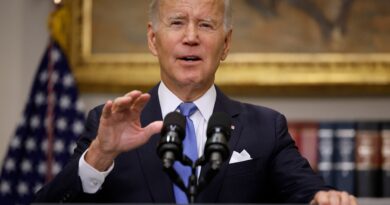 Joe Biden suggerisce che Trump parla come se dovesse essere “impegnato”