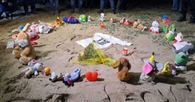 Peluche e candele sulla spiaggia per ricordare le vittime di Cutro