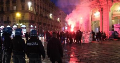 Antagonisti assaltano volante davanti alla Questura di Torino. Meloni: “Pericoloso togliere alla polizia il sostegno delle istituzioni”