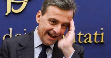 “Populista, dice fesserie”. La mossa disperata di Calenda: attacca Conte ma inciucia col M5S