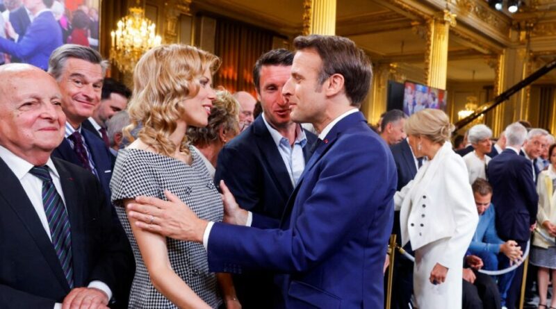 Lo sfogo della figlia di Brigitte Macron: “Nella nostra città tante maldicenze e critiche per la loro storia. Mia mamma transgender? Una notizia falsa”