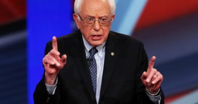 Bernie Sanders dice alla gente di ingoiare il rospo e votare per Biden perché l’alternativa è vivere all’inferno