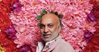 Rosa, oro e un mare di paillettes: Manish Arora e la sua grande retrospettiva