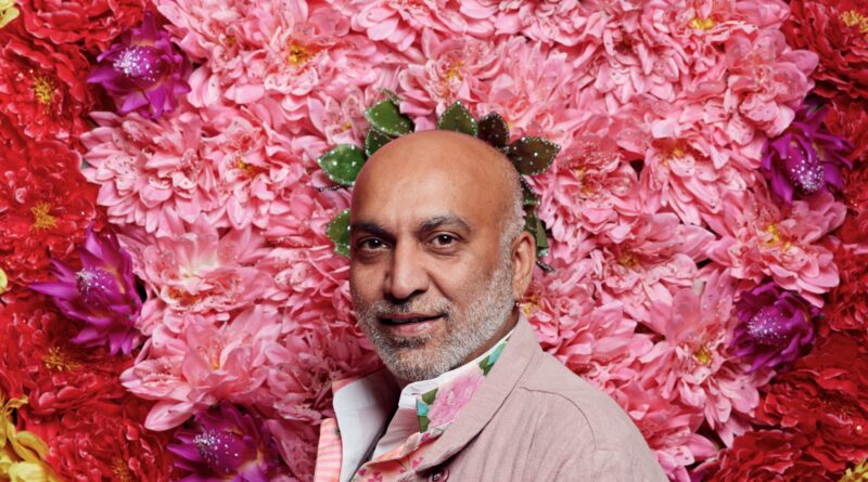 Rosa, oro e un mare di paillettes: Manish Arora e la sua grande retrospettiva