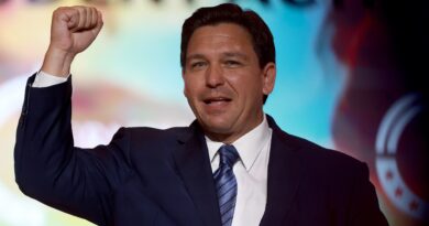 Ron DeSantis dice ai donatori che raccoglierà soldi per Trump, la cui campagna lo ha definito un “piccolo uomo triste”