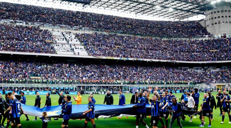 Scudetto dell’Inter, al via la festa: un fiume di tifosi nerazzurri invade Milano