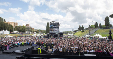 La diretta del Concertone del Primo Maggio di Roma: interruzioni e problemi tecnici per la pioggia. Ermal Meta improvvisa cantando ‘Hallelujah’ e spunta il sole