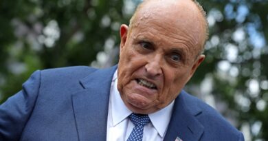 Rudy Giuliani, che ha dichiarato bancarotta l’anno scorso, non riesce a tirare avanti con un budget di 43.000 dollari al mese