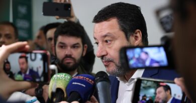 Salvini attacca Macron sui soldati a Kiev: “Si faccia curare”. E la Lega chiama l’ambasciatore francese in parlamento