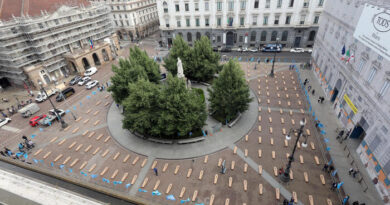 La Uil porta 172 bare in piazza Scala a Milano contro i morti sul lavoro