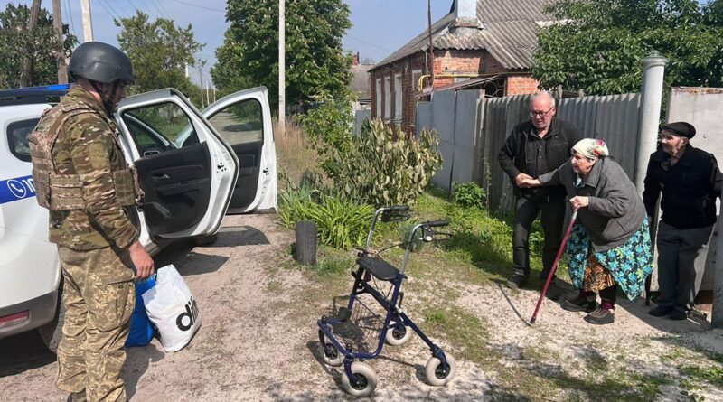 Terrore, dolore e fumo crescente lasciano le strade completamente vuote: gli ucraini fuggono dall’attacco più feroce mai avvenuto in una città di confine