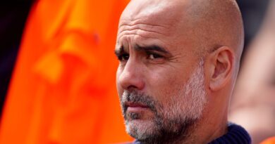 Il boss del Man City si rivolge agli Spurs che non vogliono batterli mentre l’Arsenal punta al titolo