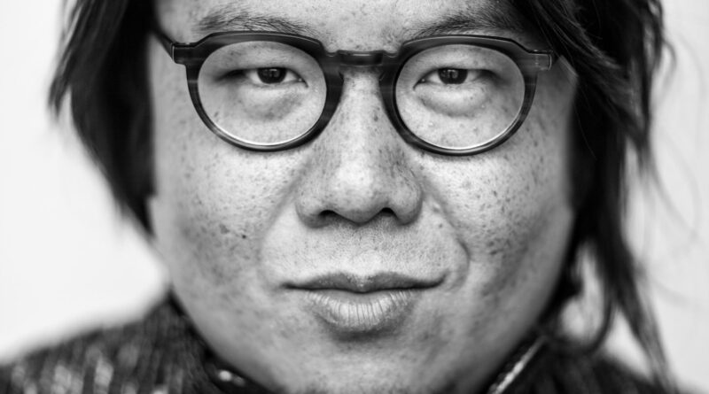 Con “Bugie e matrimoni”, Kevin Kwan torna a immergersi in un dramma ultraricco