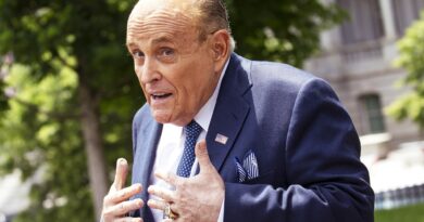 Rudy Giuliani definito “fannullone” dal giudice fallimentare