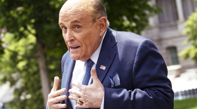 Rudy Giuliani definito “fannullone” dal giudice fallimentare