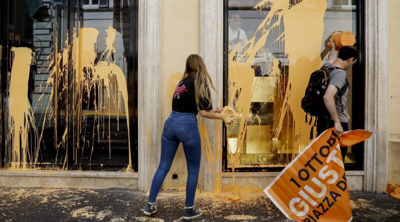 Blitz di Ultima Generazione: imbrattati negozi del lusso a via Condotti. Aggrediti gli attivisti