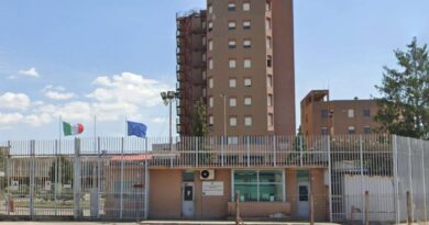 Rivolta nel carcere di Benevento, un’ala distrutta. “Agenti in ostaggio, 2 feriti”