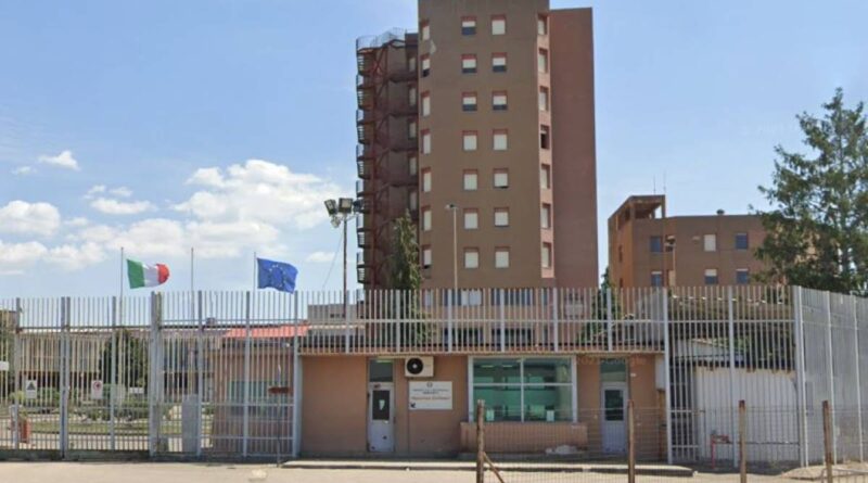 Rivolta nel carcere di Benevento, un’ala distrutta. “Agenti in ostaggio, 2 feriti”