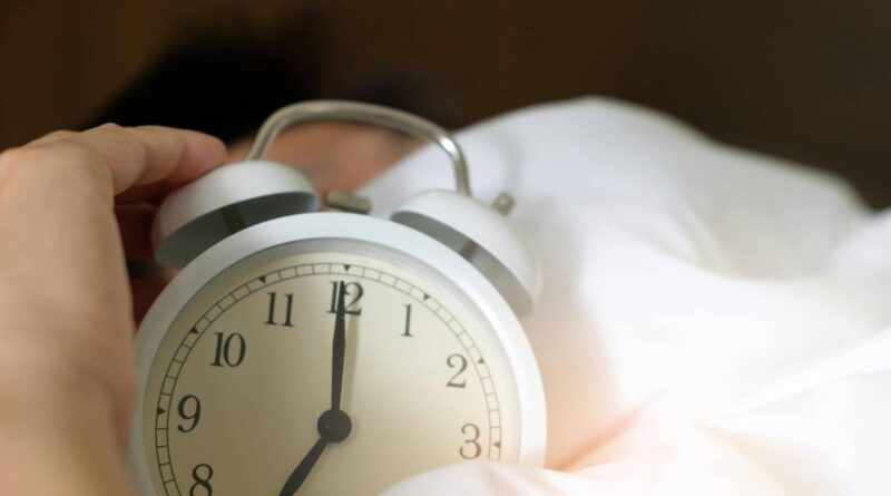 Malattie, stress, peso che aumenta: i rischi di dormire meno di 7 ore