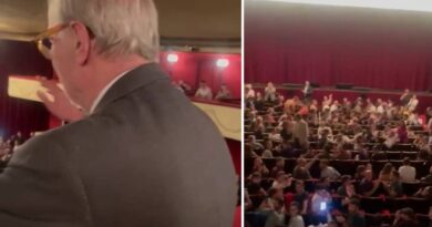 Vittorio Feltri da Cruciani in teatro: è standing-ovation per il direttore