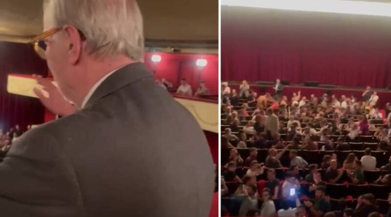 Vittorio Feltri da Cruciani in teatro: è standing-ovation per il direttore