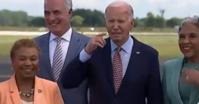 “Hai battuto la testa?”. Biden perde le staffe dopo una domanda sulla sua età